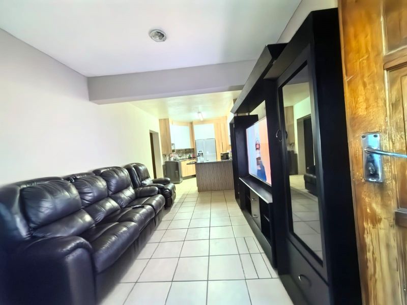 Stunning 3-bedroom apartment in Rustenburg Central, perfect for modern living and convenient access - Photo 5