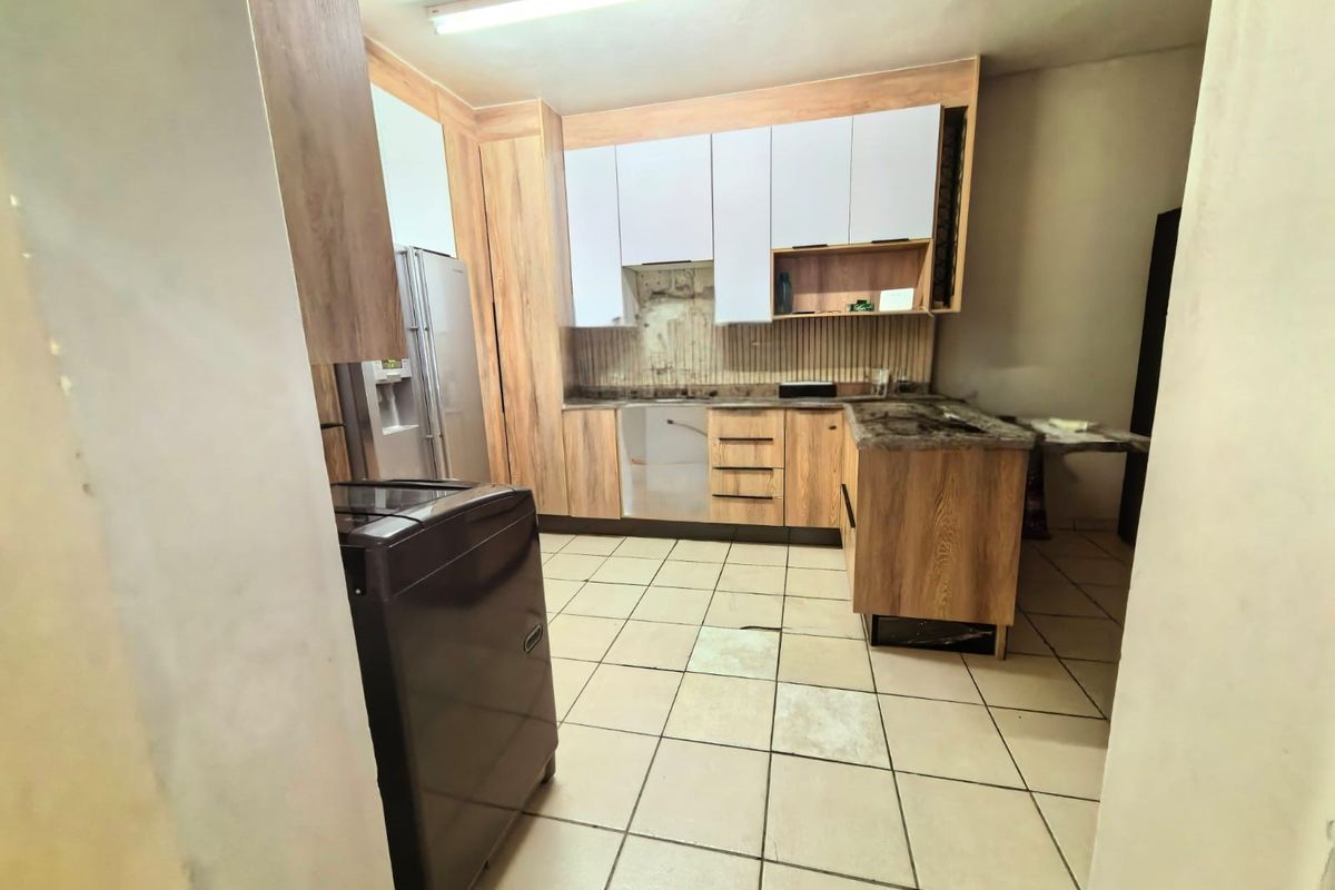 Stunning 3-bedroom apartment in Rustenburg Central, perfect for modern living and convenient access - Photo 4