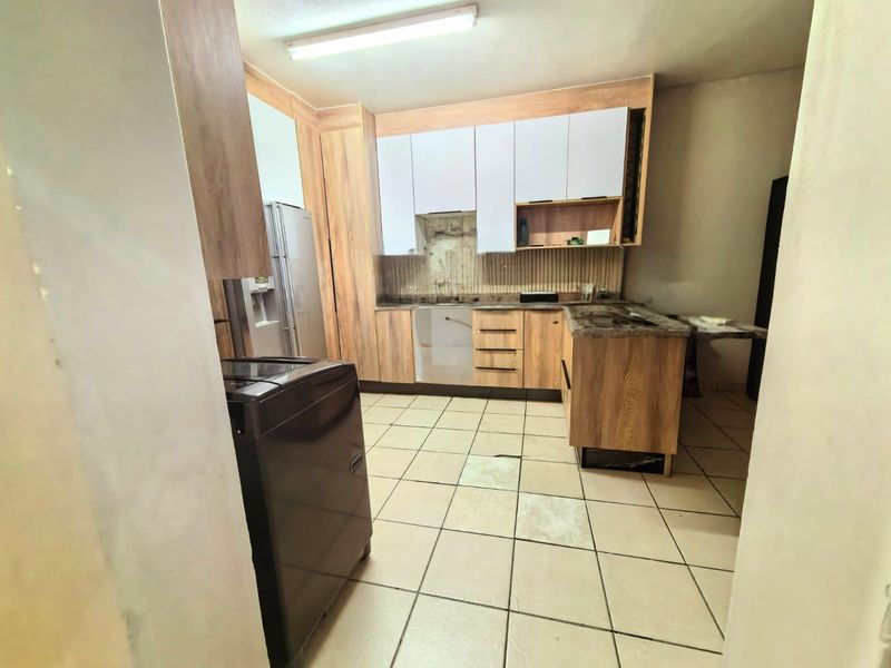 Stunning 3-bedroom apartment in Rustenburg Central, perfect for modern living and convenient access - Photo 4