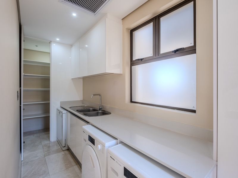 An executive 4 bedroom, 5 bathroom home in secure Izinga Park Estate - Photo 9