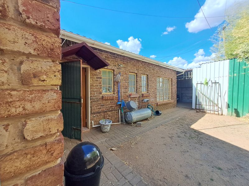 Modern & Spacious 3-Bedroom Townhouse in a Secure Complex - Photo 2