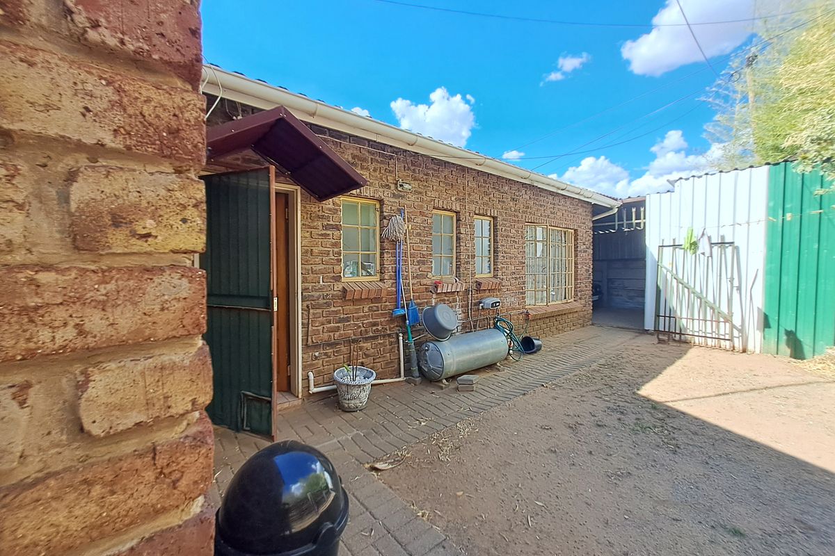 Modern & Spacious 3-Bedroom Townhouse in a Secure Complex - Photo 2