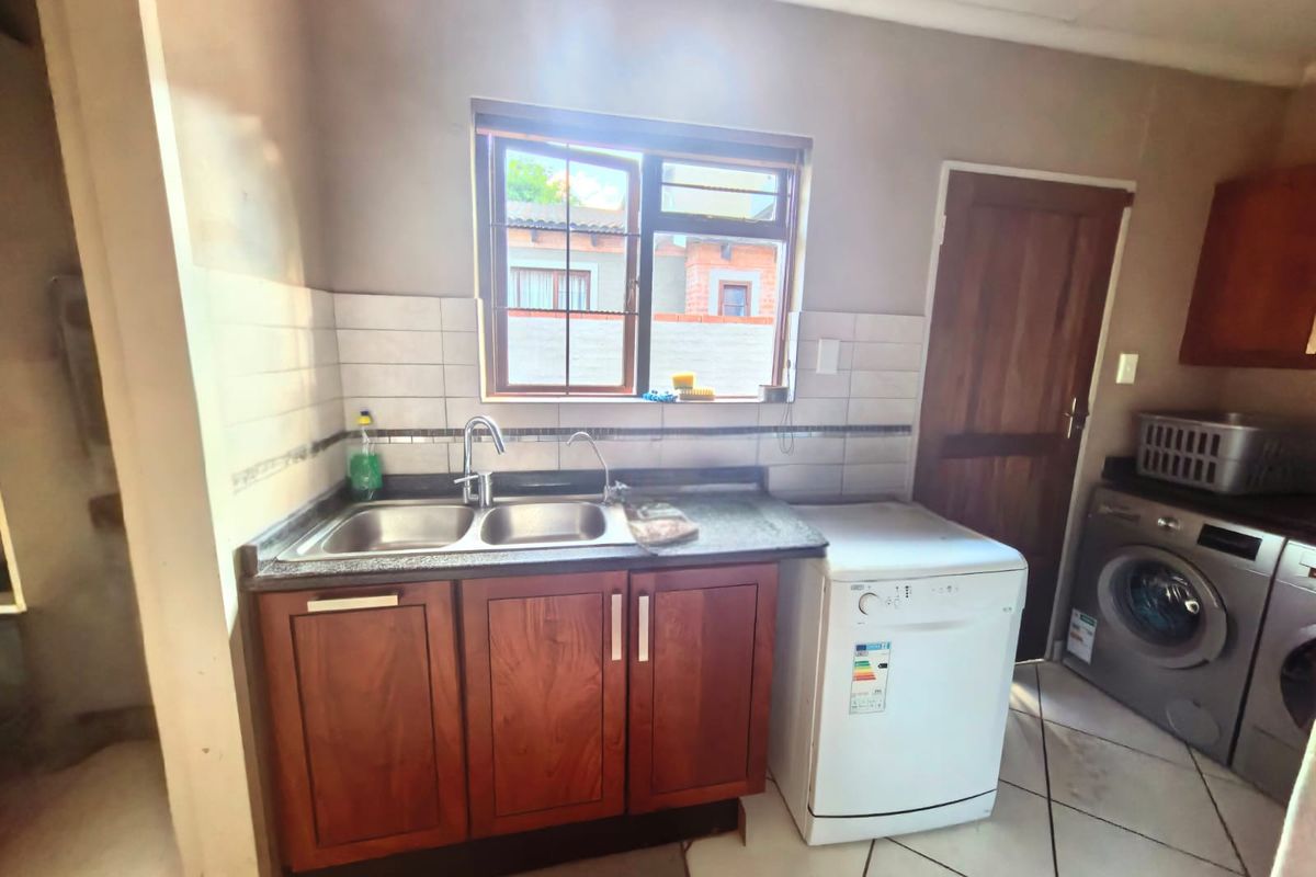 Modern 3-Bedroom Home with En-Suite, Pool & Double Garage - Photo 4