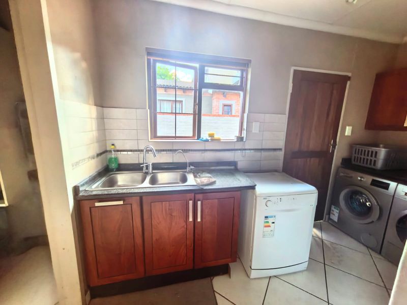 Modern 3-Bedroom Home with En-Suite, Pool & Double Garage - Photo 4