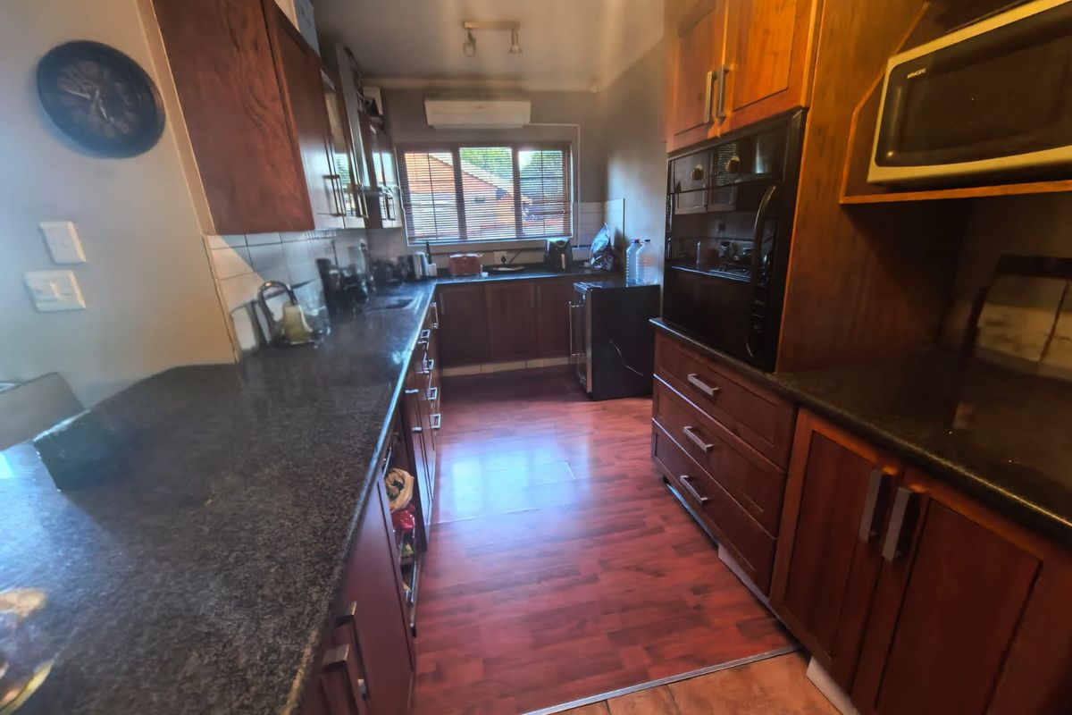 Modern 3-Bedroom Home with En-Suite, Pool & Double Garage - Photo 3