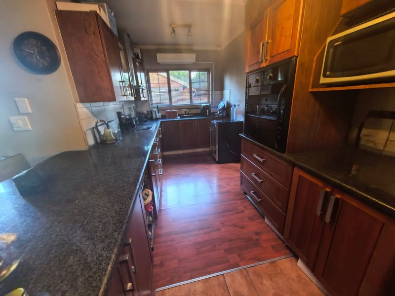 Modern 3-Bedroom Home with En-Suite, Pool & Double Garage - Photo 3