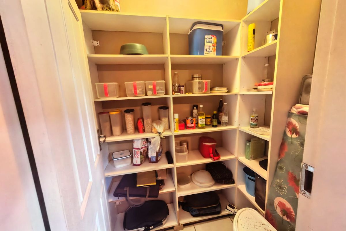 Modern 3-Bedroom Home with En-Suite, Pool & Double Garage - Photo 5