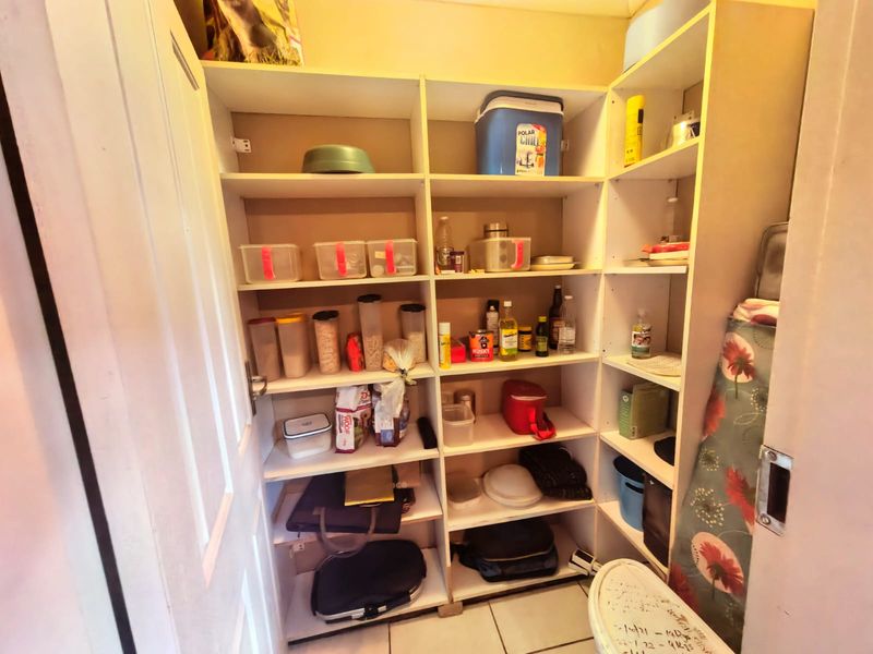 Modern 3-Bedroom Home with En-Suite, Pool & Double Garage - Photo 5