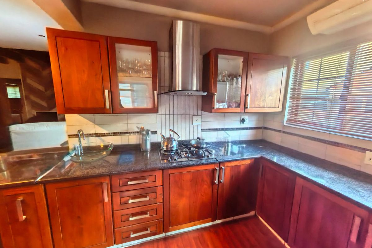 Modern 3-Bedroom Home with En-Suite, Pool & Double Garage - Photo 2