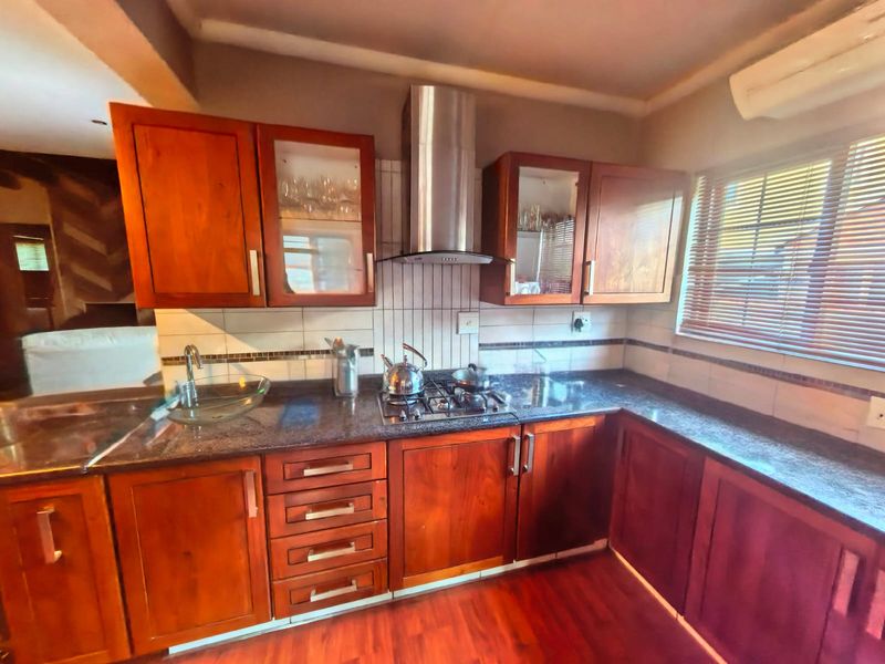 Modern 3-Bedroom Home with En-Suite, Pool & Double Garage - Photo 2