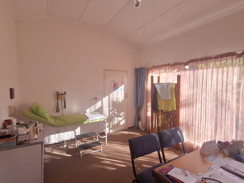 House with swimming pool - Photo 10