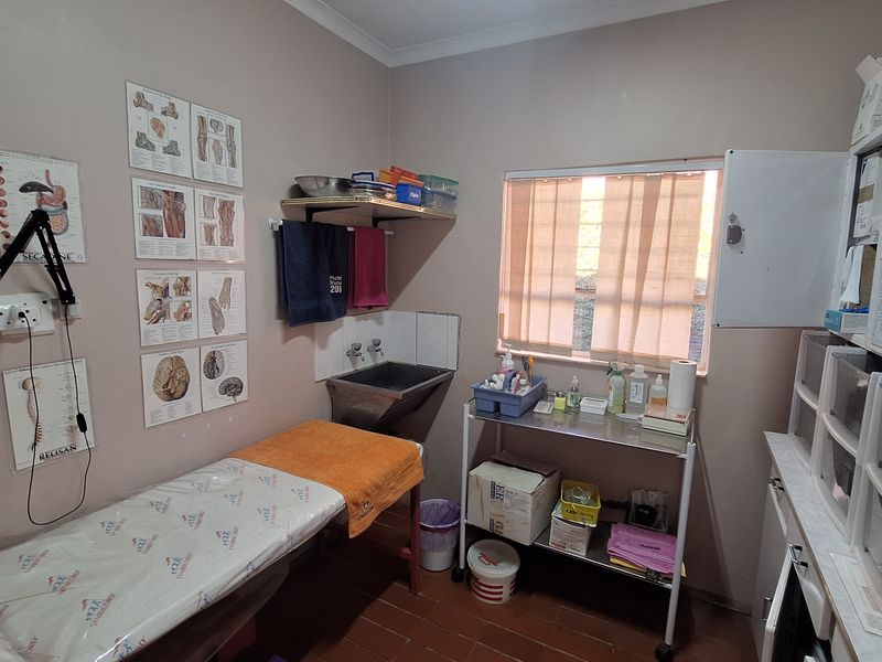 House with swimming pool - Photo 8