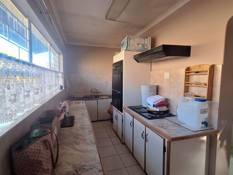 House with swimming pool - Photo 7