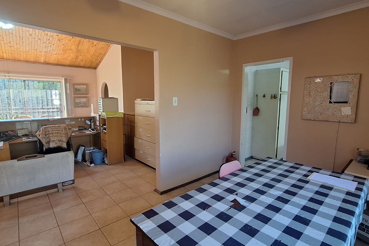 House with swimming pool - Photo 5