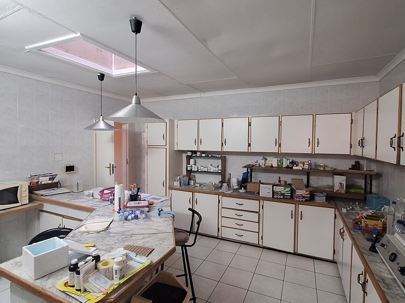 House with swimming pool - Photo 6