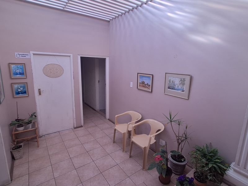 House with swimming pool - Photo 9