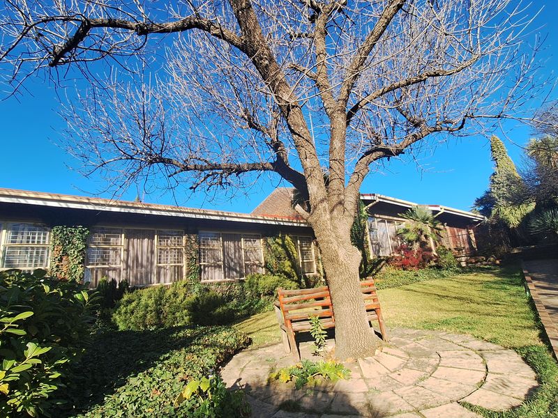 House with swimming pool - Photo 2