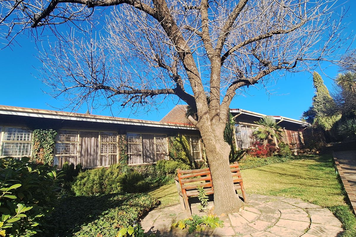 House with swimming pool - Photo 2