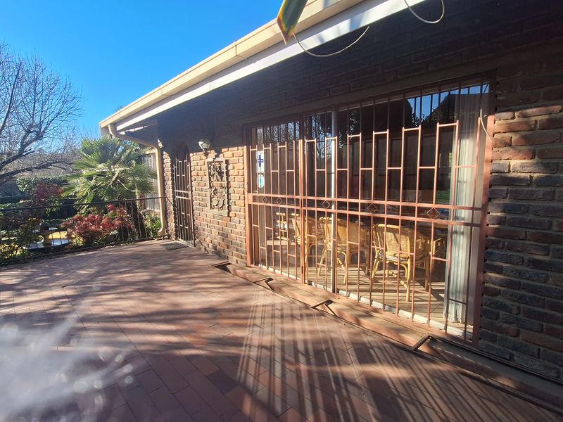 House with swimming pool - Photo 3