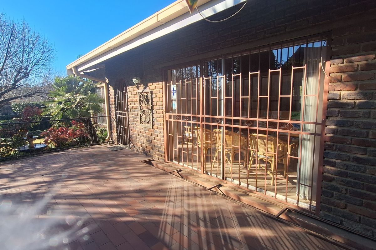 House with swimming pool - Photo 3