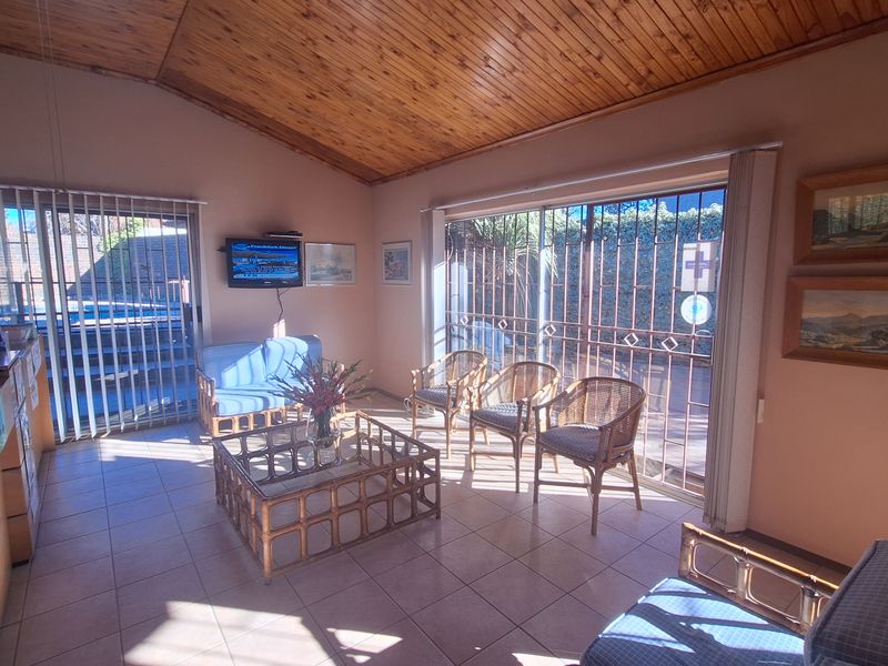 House with swimming pool - Photo 4