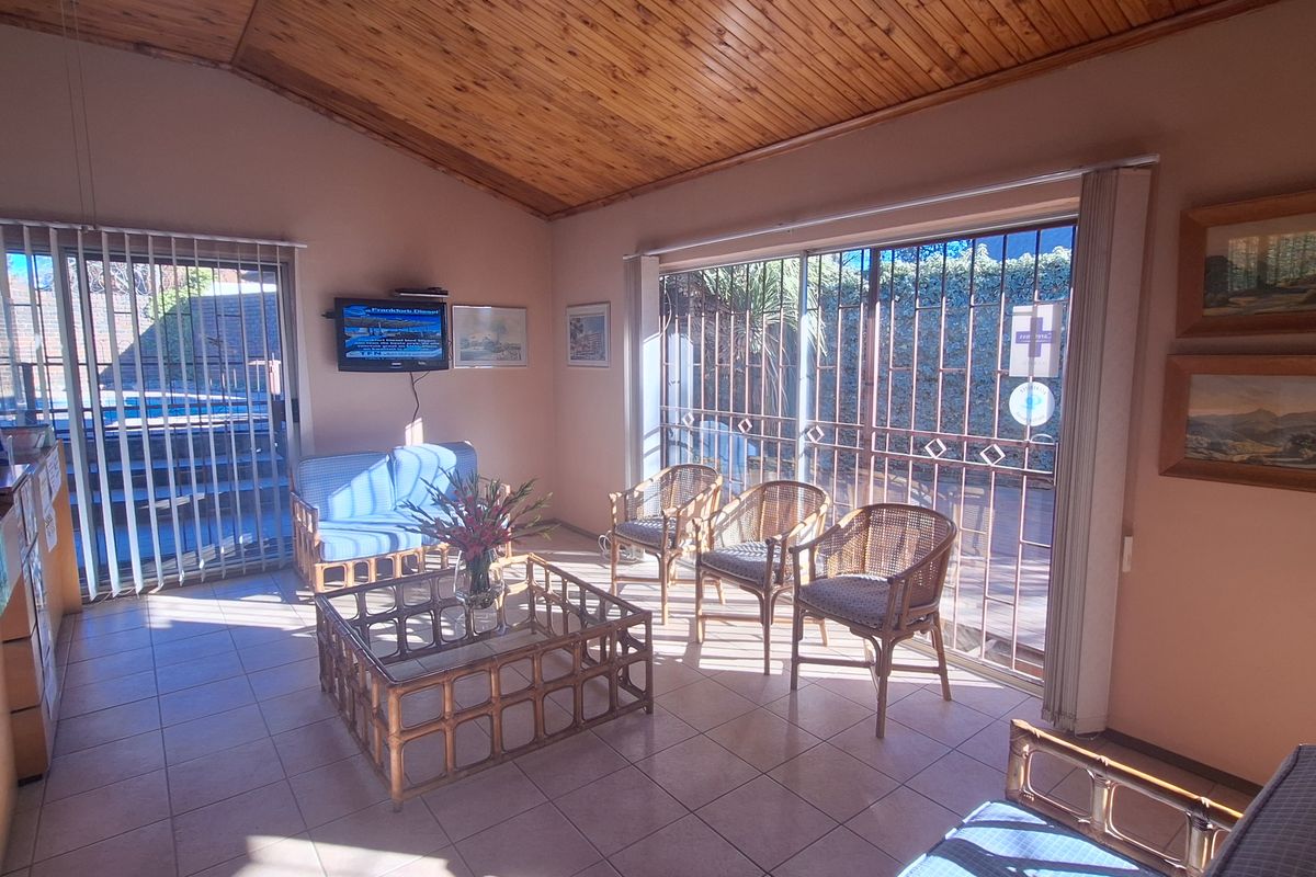 House with swimming pool - Photo 4