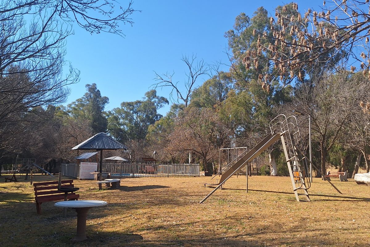 Stand overlooking park for sale - Photo 4
