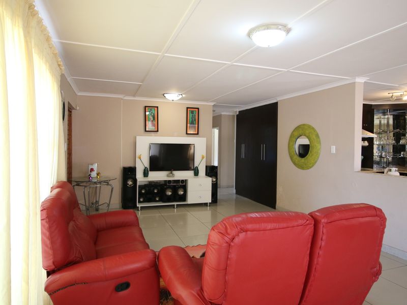 Your Dream Family Home Awaits  Secure, Spacious & Stylish! - Photo 8