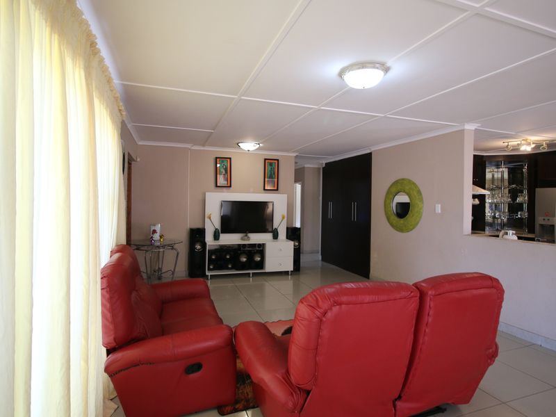 Your Dream Family Home Awaits  Secure, Spacious & Stylish! - Photo 7