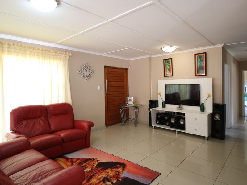 Your Dream Family Home Awaits  Secure, Spacious & Stylish! - Photo 9