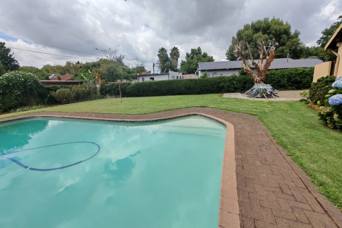Spacious Welcoming 3 bedroom home for sale with entertainment appeal old Vaalpark - Photo 3