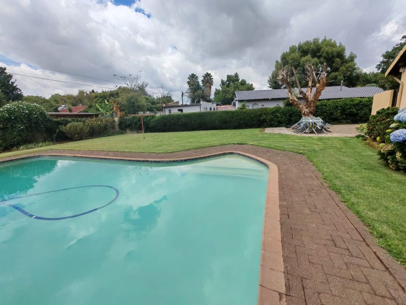Spacious Welcoming 3 bedroom home for sale with entertainment appeal old Vaalpark - Photo 3