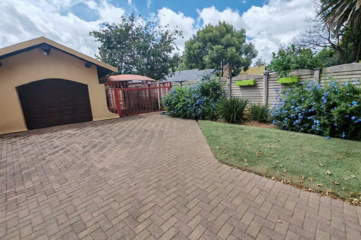 Spacious Welcoming 3 bedroom home for sale with entertainment appeal old Vaalpark - Photo 2