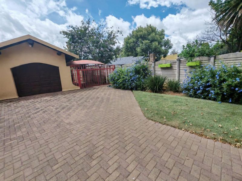 Spacious Welcoming 3 bedroom home for sale with entertainment appeal old Vaalpark - Photo 2