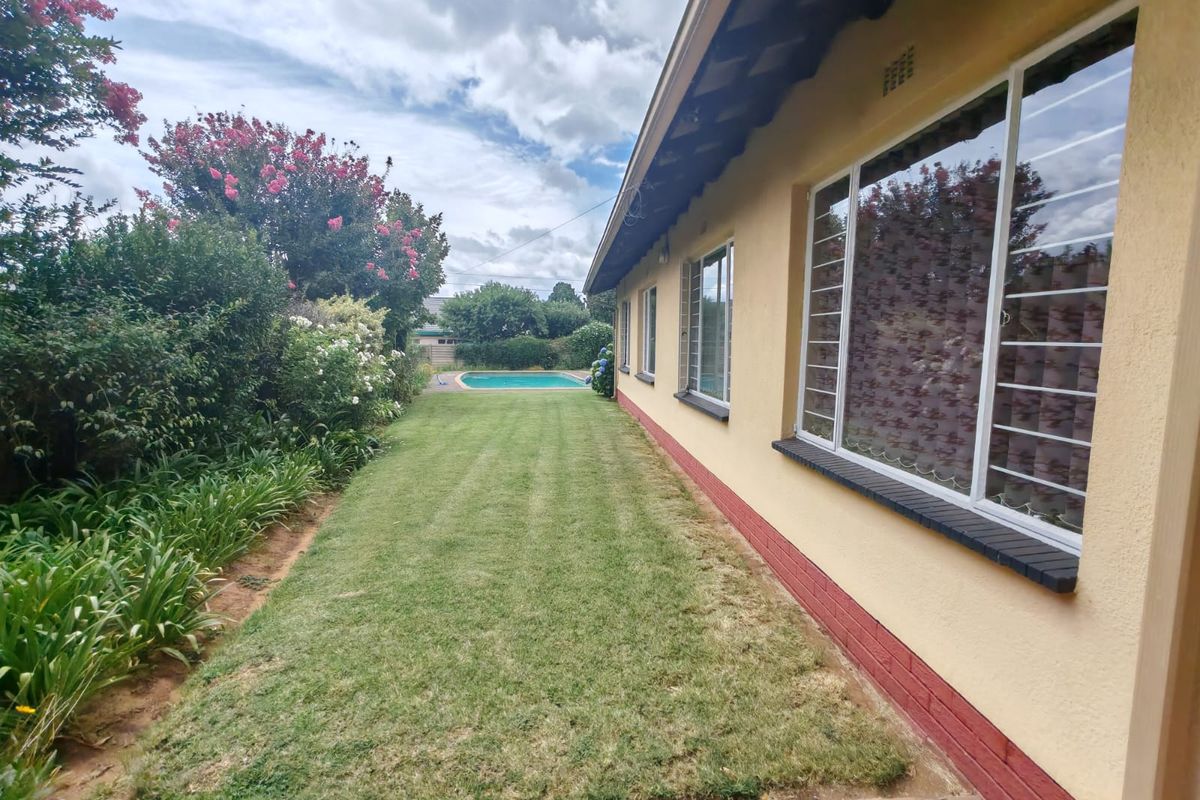 Spacious Welcoming 3 bedroom home for sale with entertainment appeal old Vaalpark - Photo 4