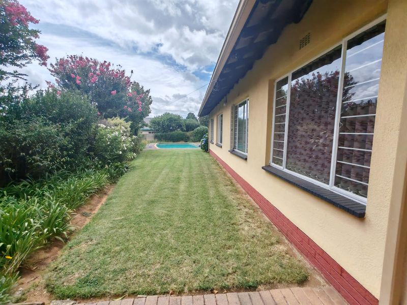 Spacious Welcoming 3 bedroom home for sale with entertainment appeal old Vaalpark - Photo 4