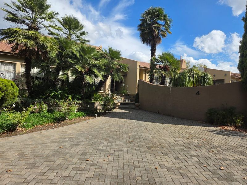 Huge house with entertainment area and swimming pool for sale - Photo 3