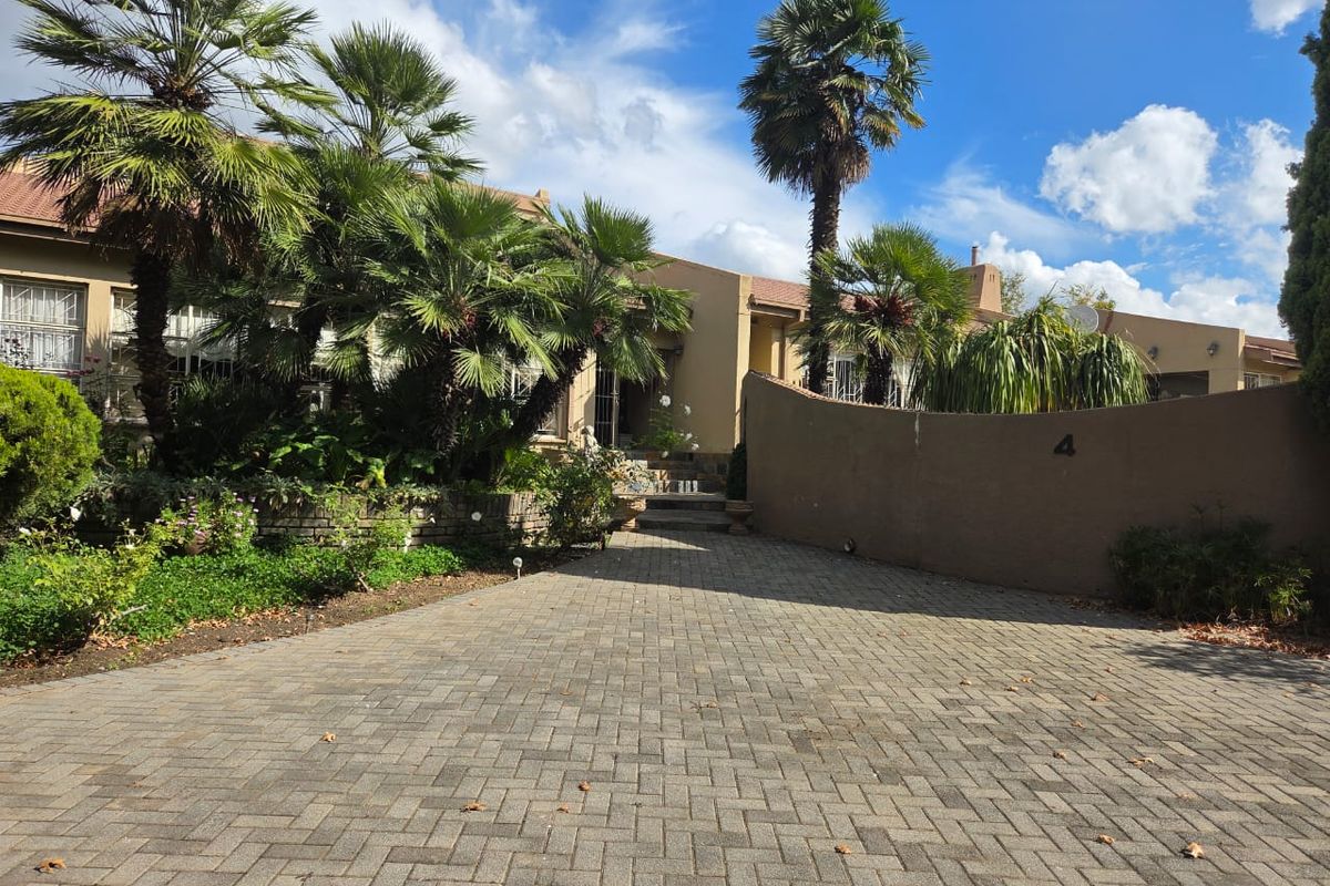 Huge house with entertainment area and swimming pool for sale - Photo 3