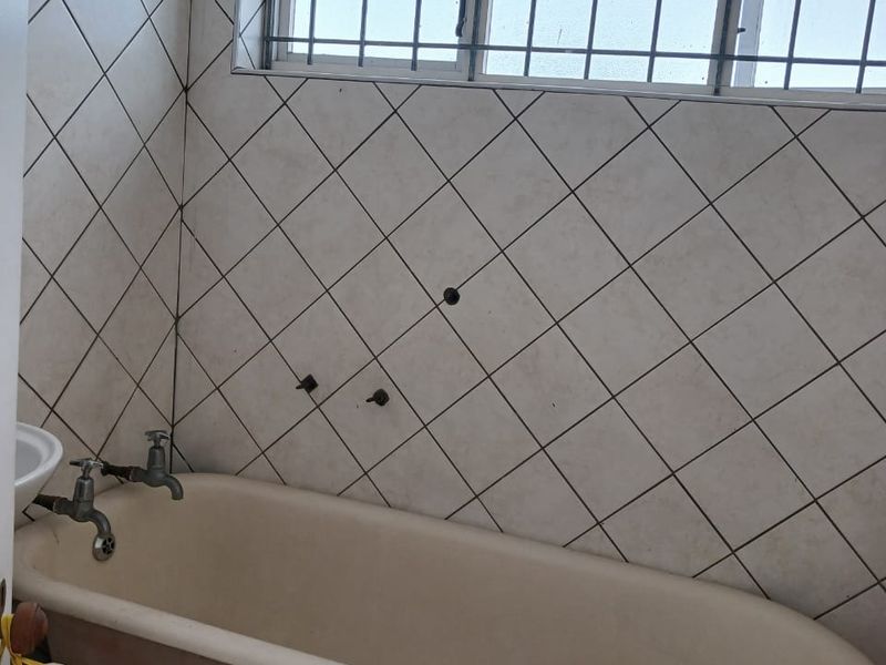 3 Bedroom House Large granny flat. - Photo 7