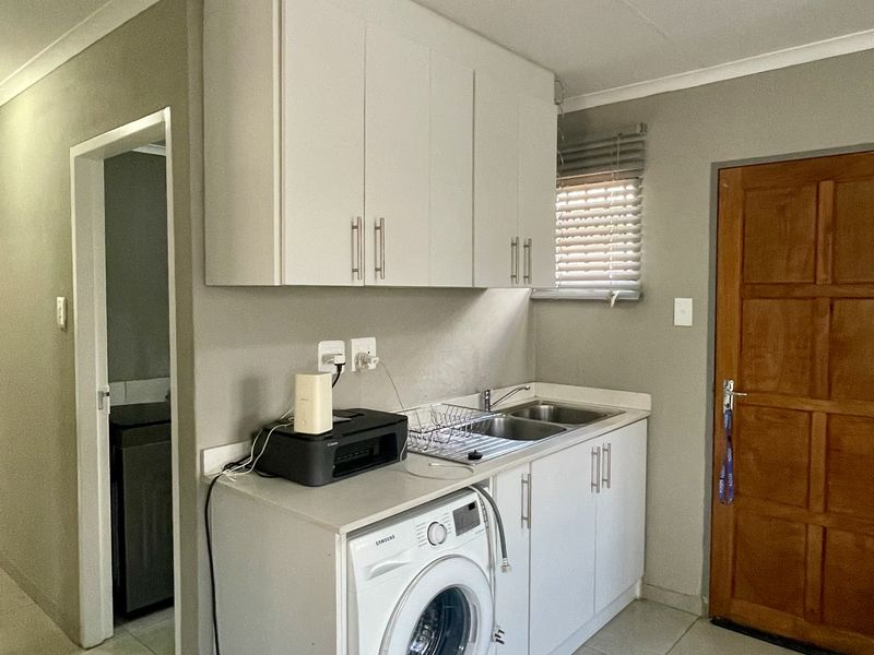 Modern 3-Bedroom Home in Secure Gated Estate - Photo 3