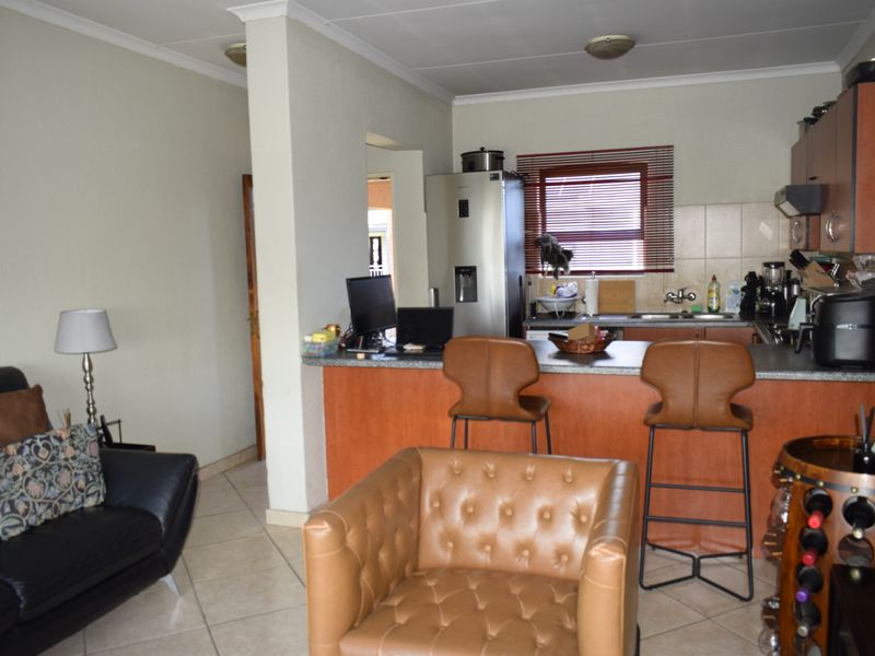 Modern 2 bedroom for sale in Jansen Park. - Photo 2