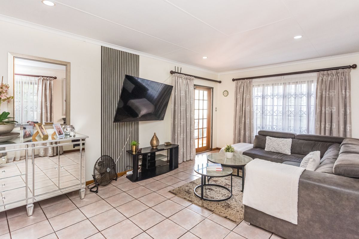 3 Bedroom Duplex Townhouse for Sale - Photo 4