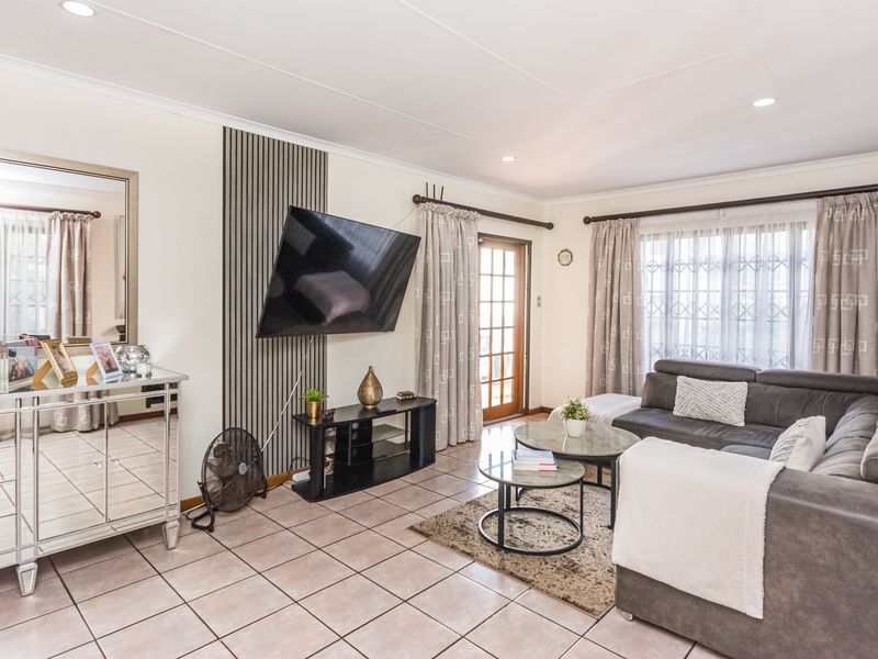 3 Bedroom Duplex Townhouse for Sale - Photo 4