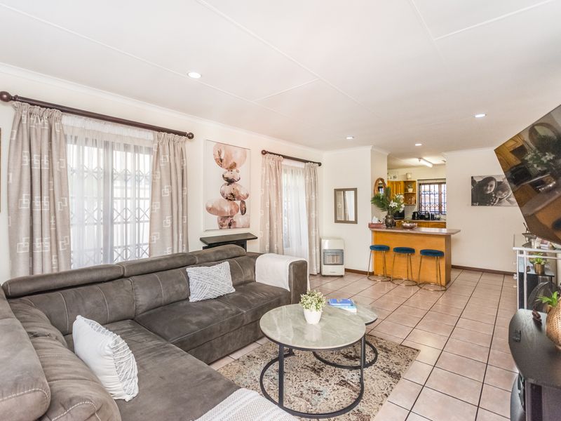 3 Bedroom Duplex Townhouse for Sale - Photo 5