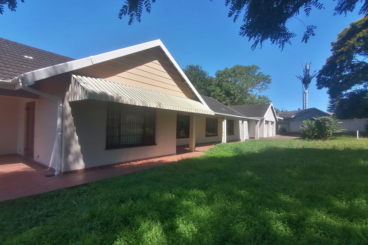 A Home of Distinction in Padfield Park - Photo 4