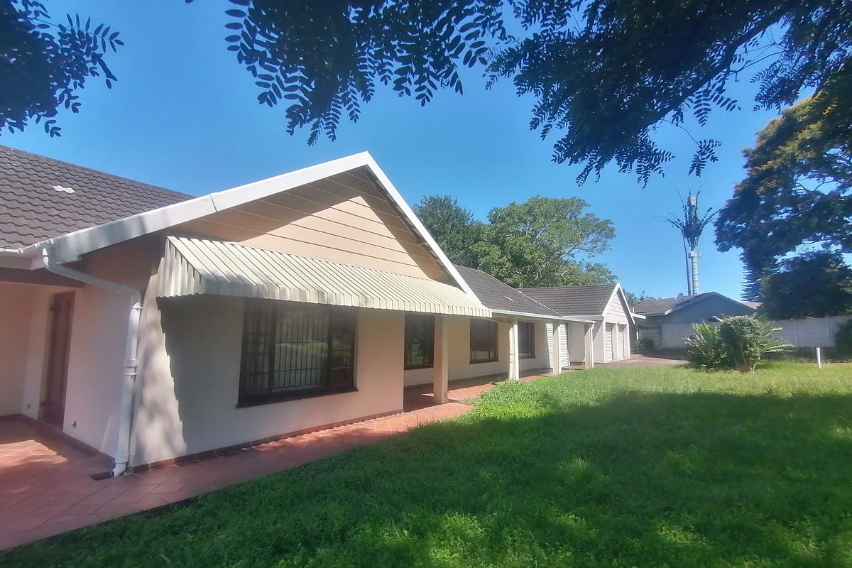 A Home of Distinction in Padfield Park - Photo 3