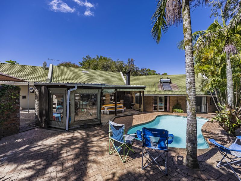 So much too this home must to view! Perfect for large families, plus a flat! - Photo 1
