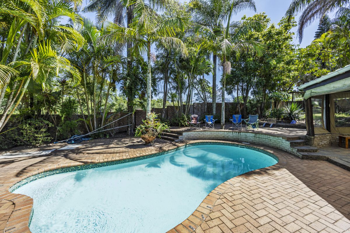 So much too this home must to view! Perfect for large families, plus a flat! - Photo 2