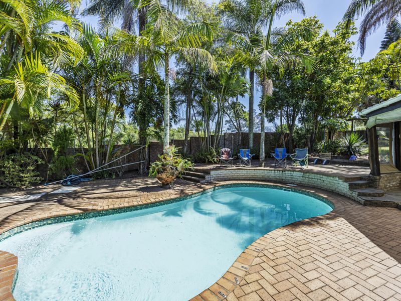 So much too this home must to view! Perfect for large families, plus a flat! - Photo 2