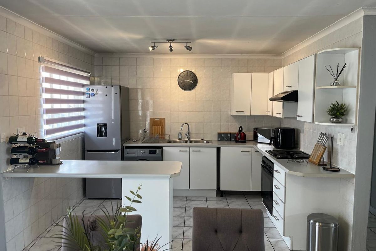 Modern 2-Bedroom First-Floor Apartment in Prime Edenglen Location - Photo 5